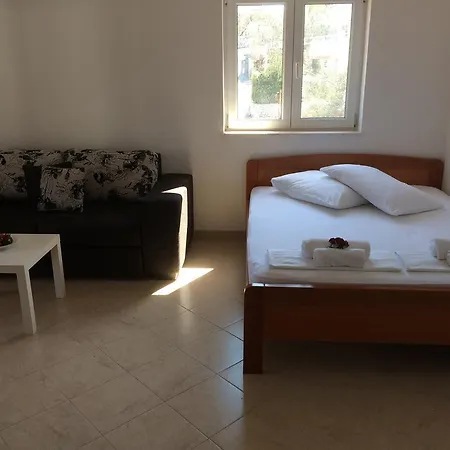 Crnjac * Трогір